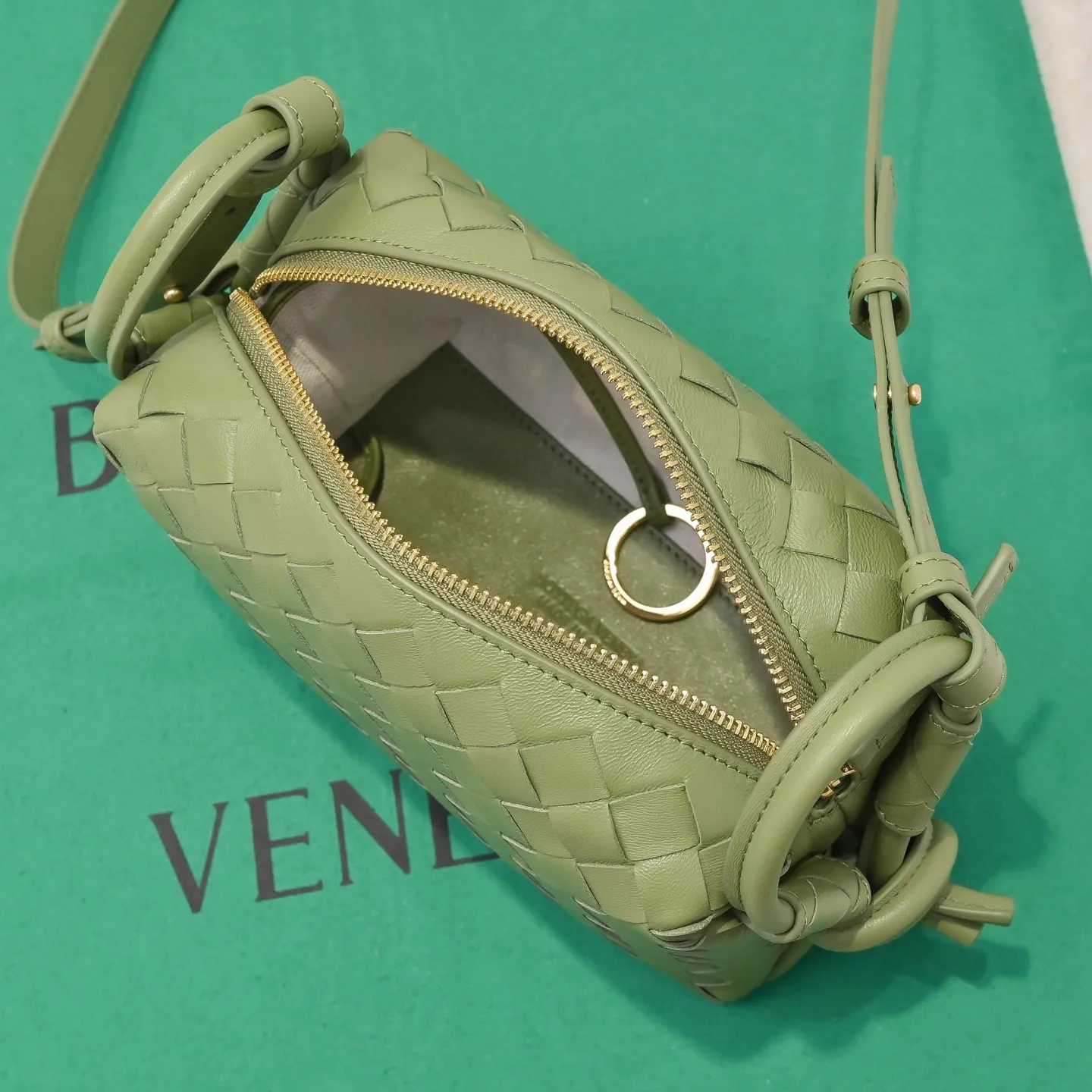 Batch 1360 BOTTEGA VENETA new loop is here! ! Many girls who like BV have owned the Loop bag. It has a simple appearance, classic weaving, and a compact and lightweight bag shape. This innovation continues the "camera bag" shape. Unlike the traditional Loop bag, which can only be worn as a crossbody bag, this innovation It can be carried by hand or cross-body, satisfying both the concave shape and daily needs. The oversized buckle can be folded and used as a handle. The sultry heat in summer ☀️ usually reduces people's desires. Having a lightweight bag will greatly enhance the happiness of traveling🫧 Style number: 6615 Size: 19*12*9cm